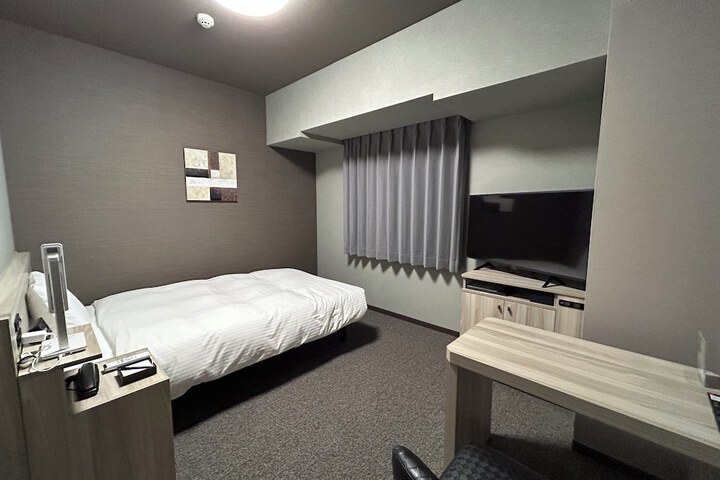 Room 4 of 28