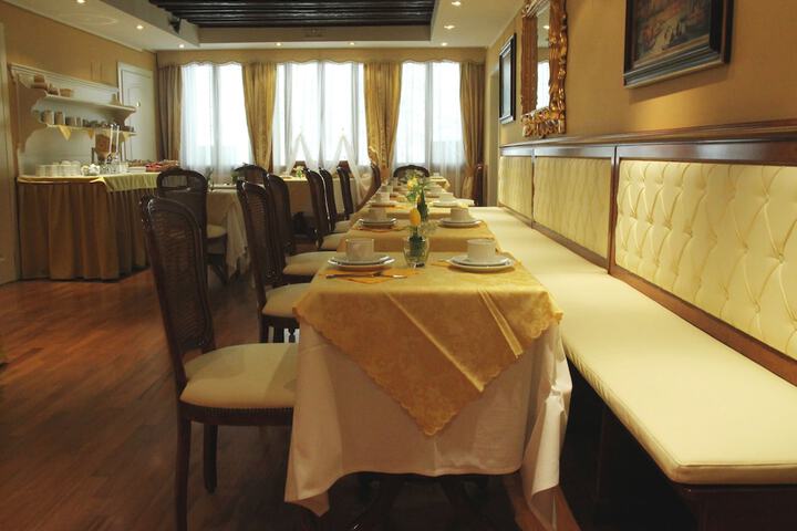 Breakfast area