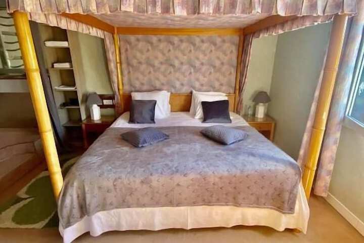 Room 4 of 18