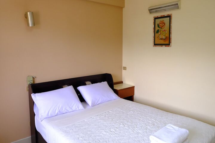 Room 6 of 42