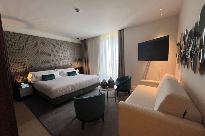 Room 10 of 94