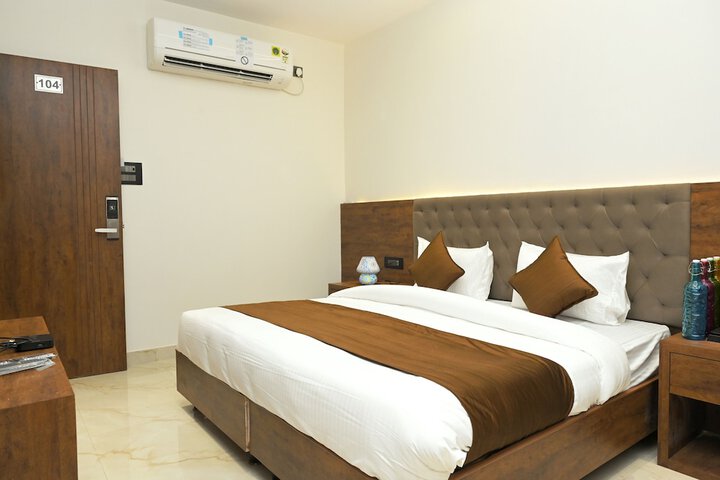 Room 10 of 16