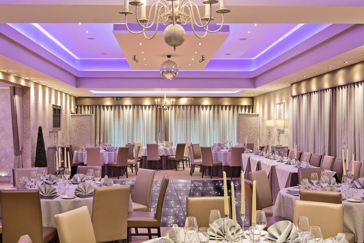 Ballroom/Hall 48 of 63