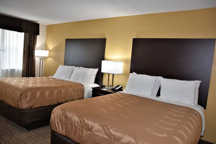 2 Queen Beds (1 of 10)