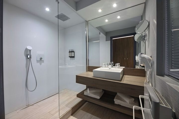 Room 33 of 63