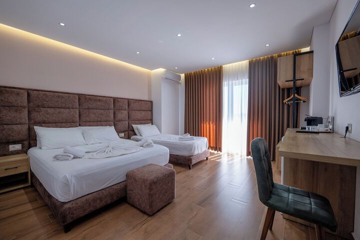 Room 27 of 76