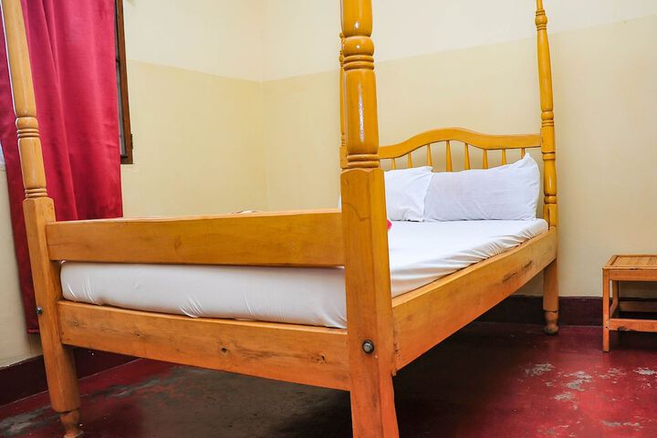 Room 4 of 12