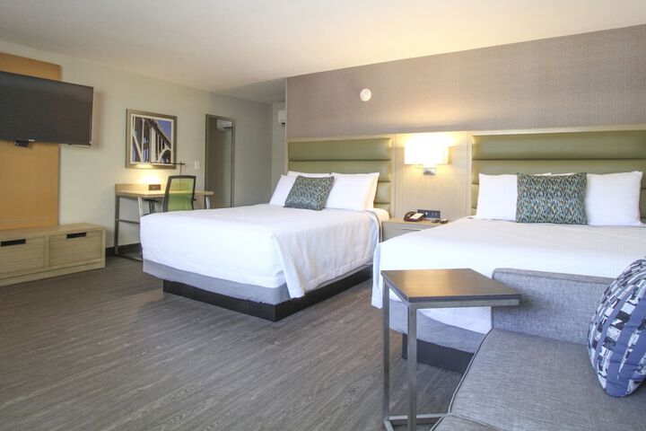 2 Queen Beds (5 of 7)