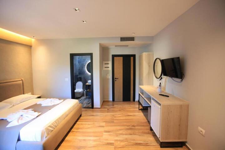 Room 103 of 143