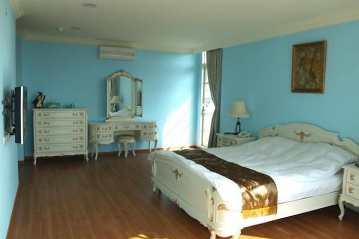 Room 10 of 51