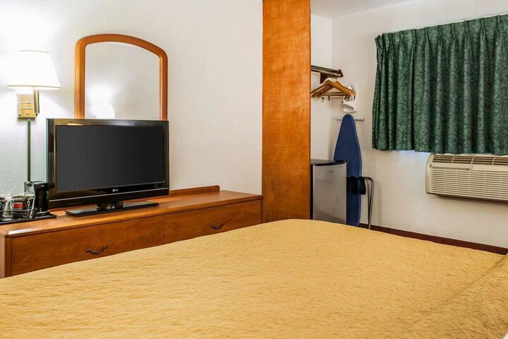 1 King Bed (6 of 13)