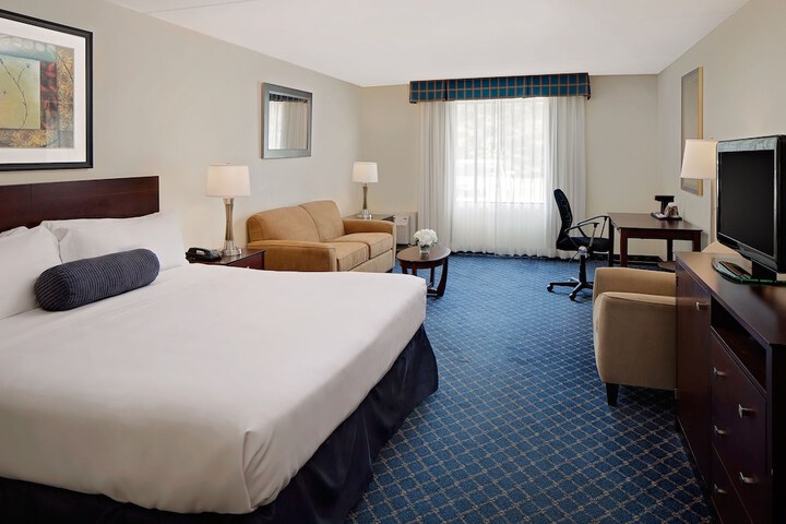 1 King Bed (4 of 5)