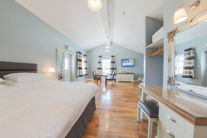 Room 4 of 77