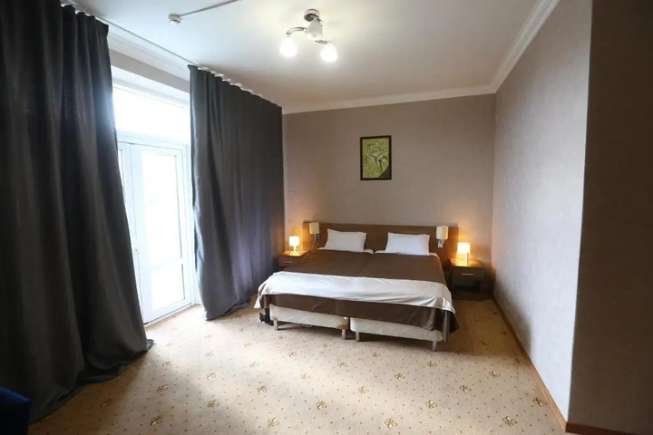 Room 4 of 12