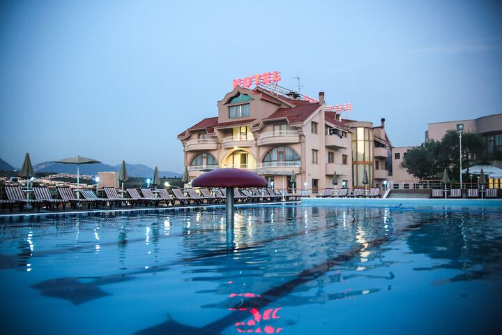 Pool 16 of 38