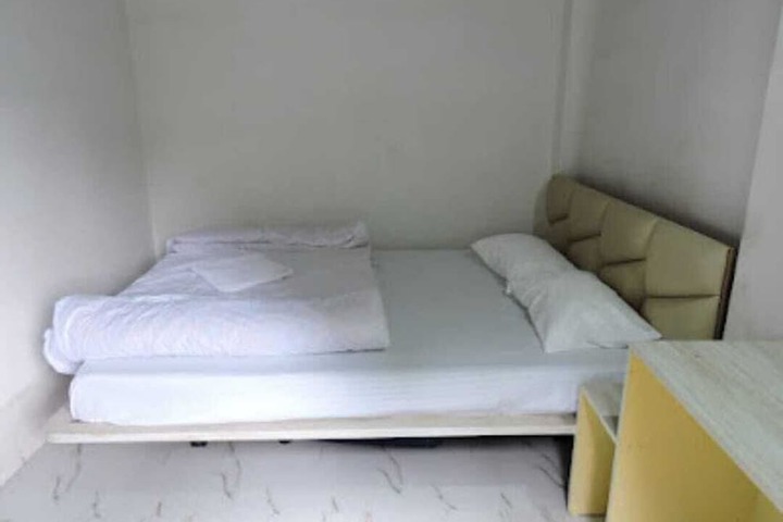 Room 6 of 25