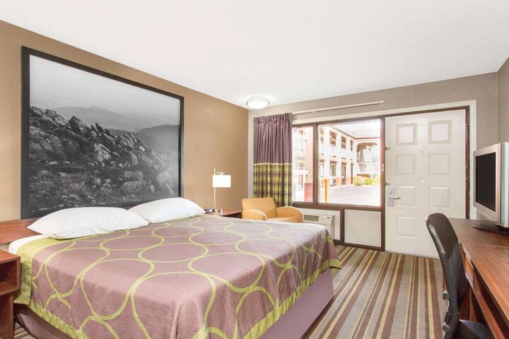 1 King Bed (9 of 10)