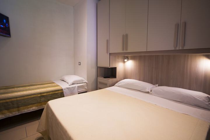 Room 2 of 76