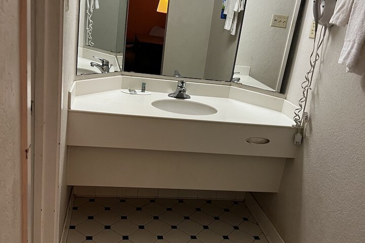 Room 6 of 11