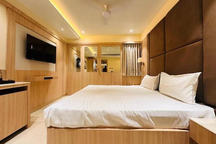 Room 4 of 9