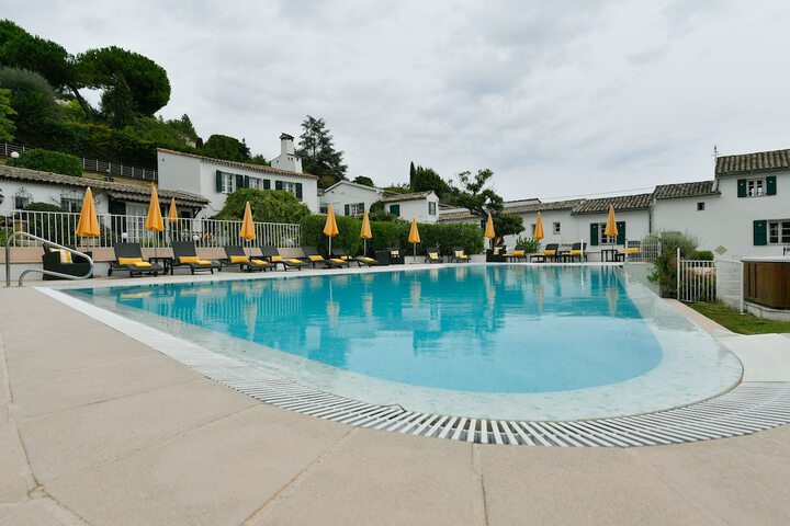 Hotel with Pool