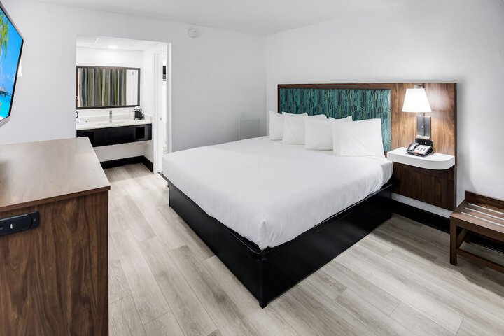 Standard Single Room 1 King Bed Newly Remodeled (4 of 5)