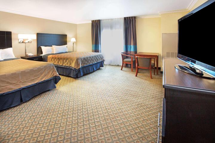 2 Queen Beds (4 of 10)