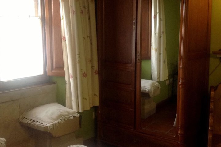 Room 9 of 32