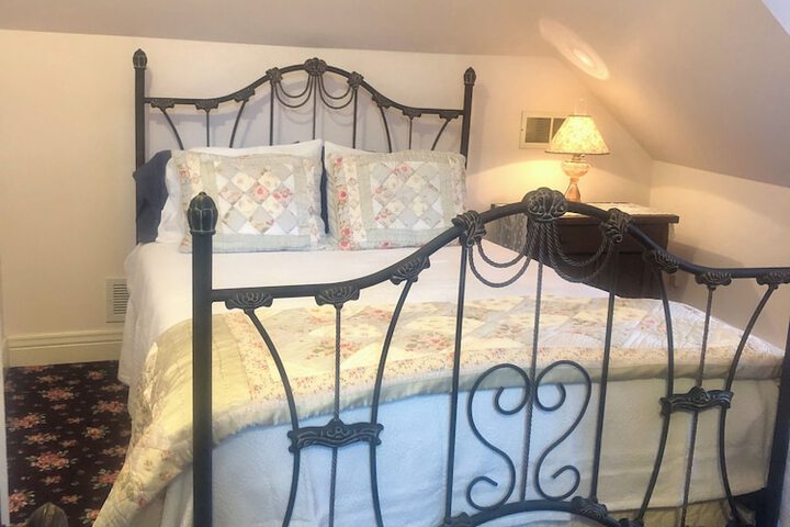 Room 32 of 60