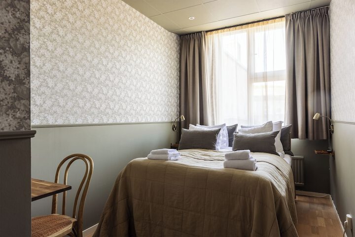 Room 4 of 65