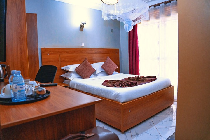 Room 5 of 11