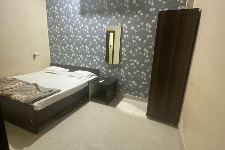 Room 3 of 7