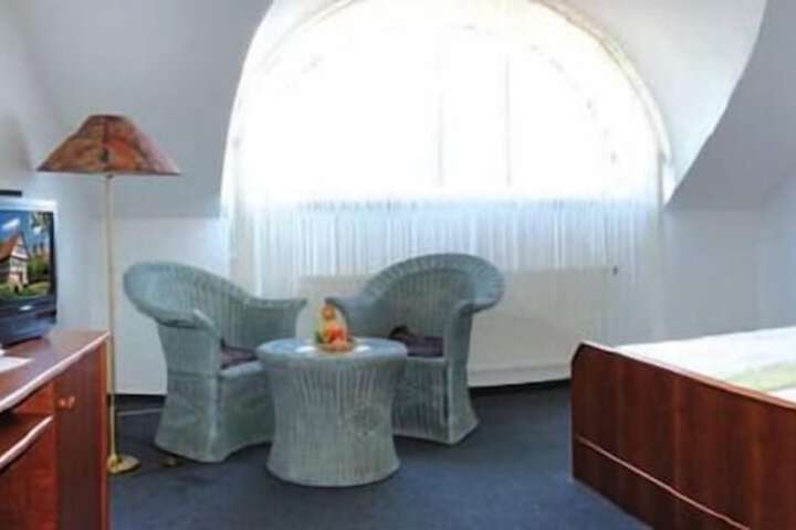 Room 5 of 8