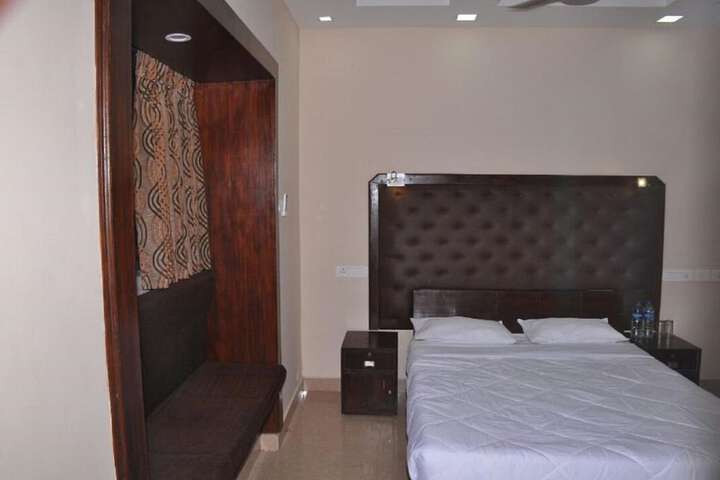 Room 9 of 33