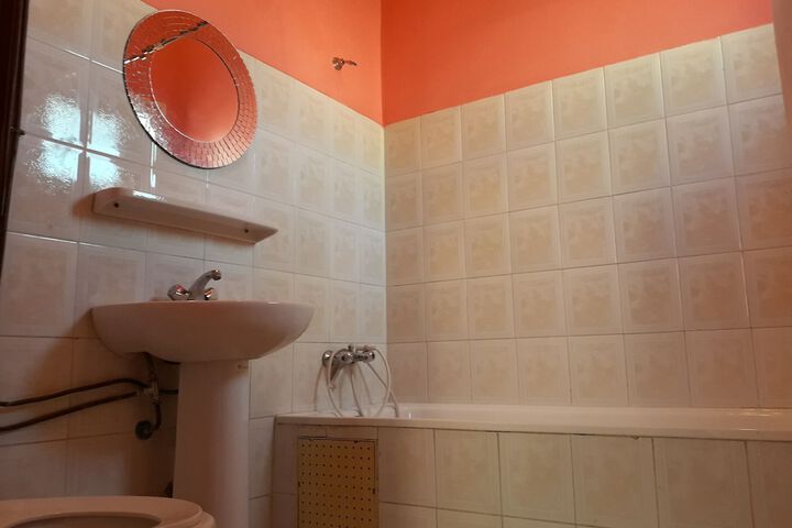Room 9 of 12