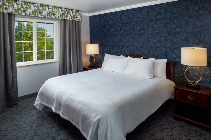 Traditional King Bed (6 of 7)