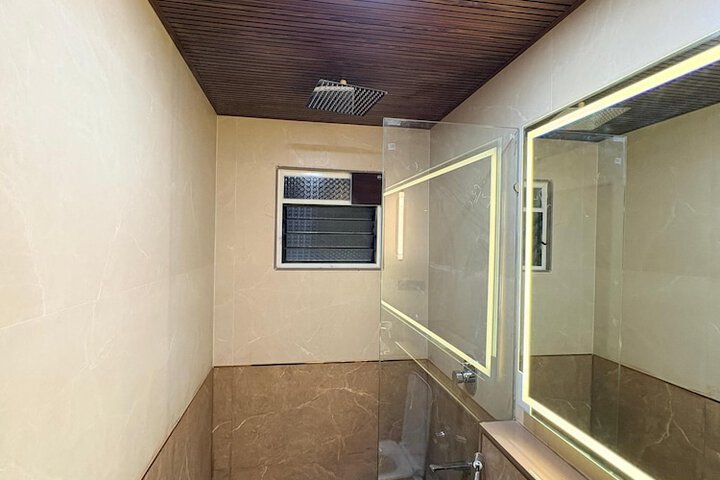 Room 6 of 9