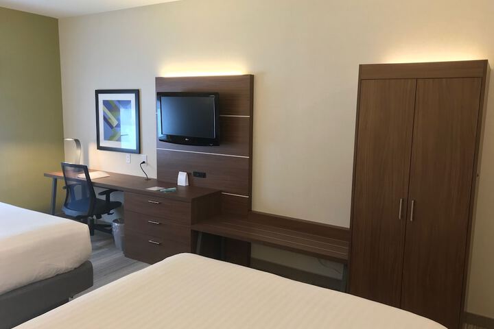 2 Queen Beds (12 of 23)