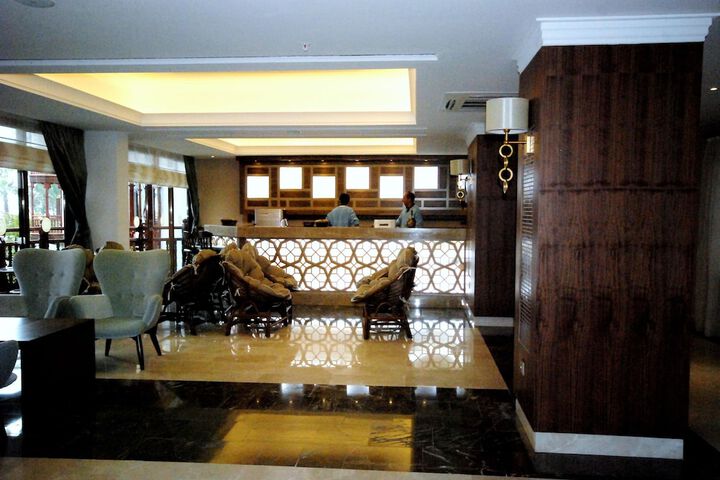Lounge 44 of 67