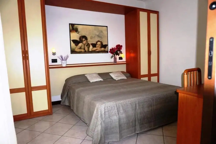 Room 6 of 18