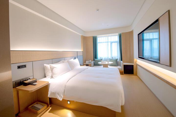 Room 10 of 18