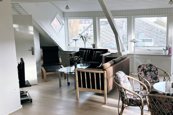 Room 6 of 9