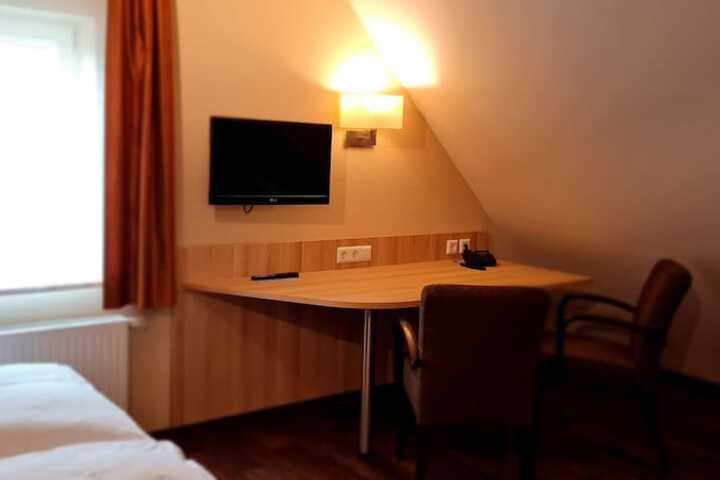 Room 4 of 18