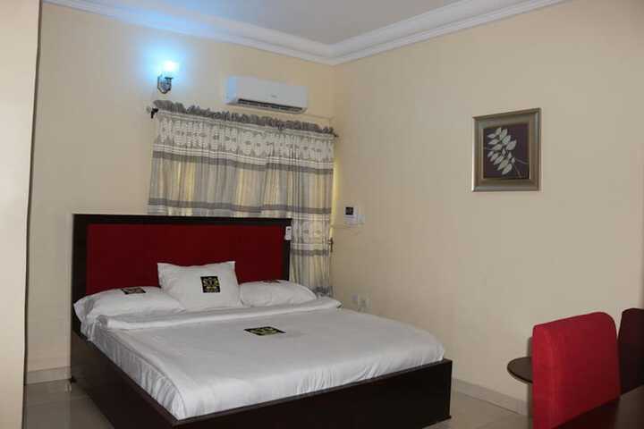 Room 7 of 18