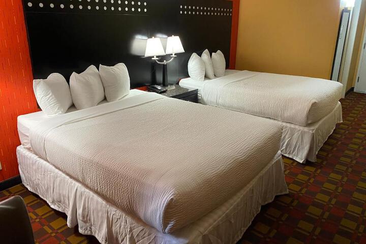 2 Queen Beds (3 of 9)