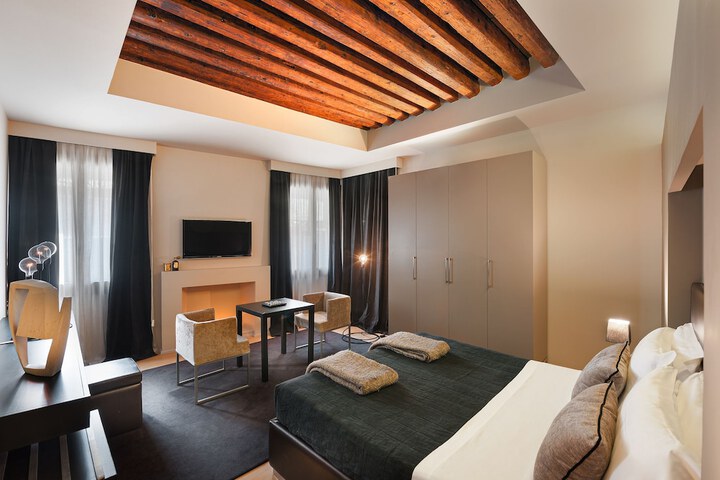 Room 6 of 56