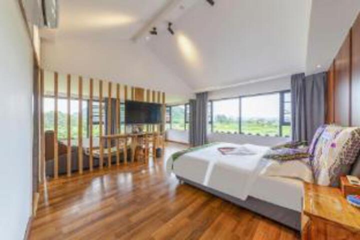 Room 6 of 8