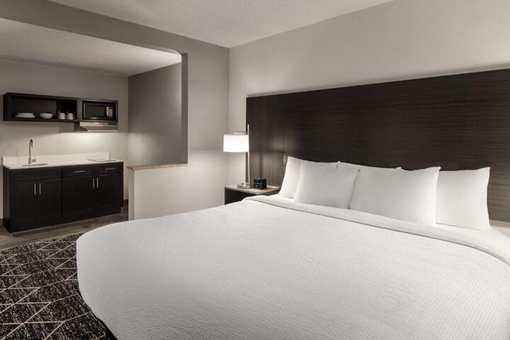 1 King Bed (4 of 13)