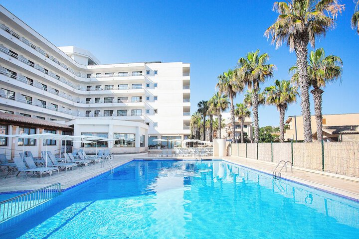 Hotel with Pool