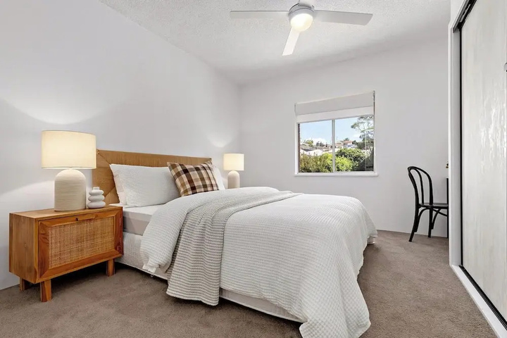 Room 4 of 9